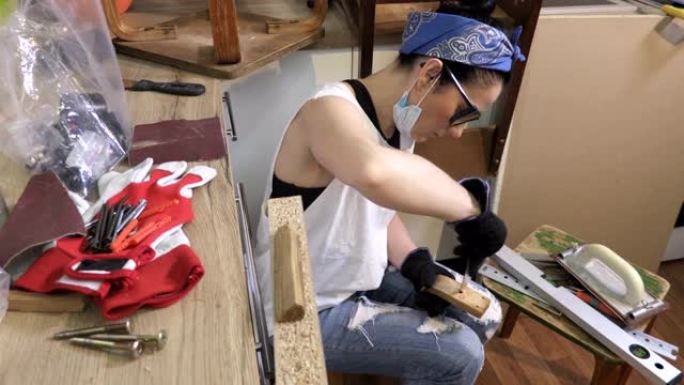 女木工手工工人在家修理旧家具