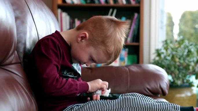 小男孩用抗菌一次性湿巾或纸巾清洁手机显示器