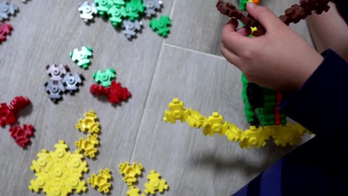 小孩子在室内玩许多彩色塑料玩具。主题在右边。