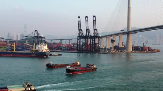 中国香港的集装箱货物破船。