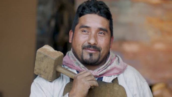 一个快乐，微笑的墨西哥或拉丁裔男子手持木槌的肖像