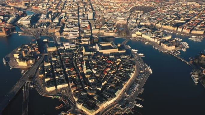 瑞典斯德哥尔摩-2020年2月: 斯德哥尔摩市中心Gamla stan的鸟瞰图。飞越老城区的建筑物。