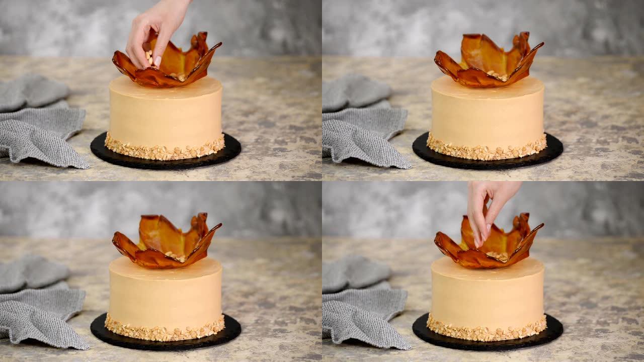 糕点师用花生装饰焦糖蛋糕。