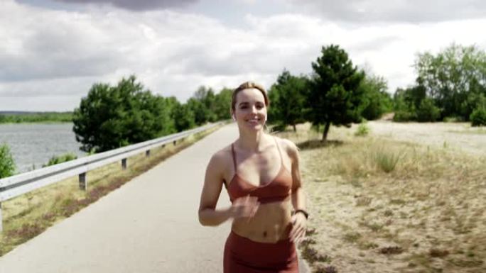 夏季，运动女子带着耳机跑步