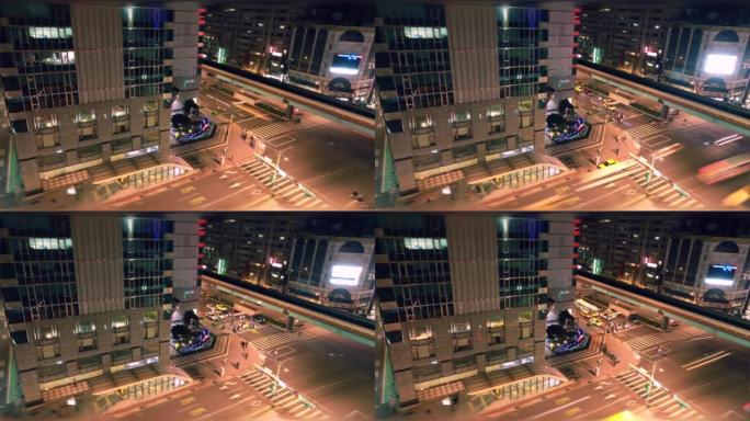 夜间城市路灯，城市交通和散焦汽车灯的延时镜头。黑暗时期有明路的快速行驶汽车