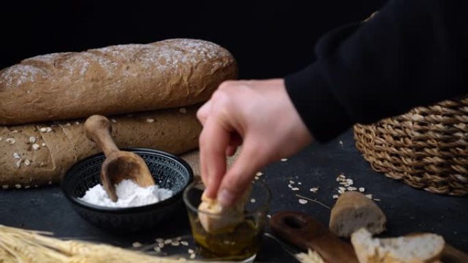 将新鲜的法棍面包切片浸入橄榄油面包蘸酱中