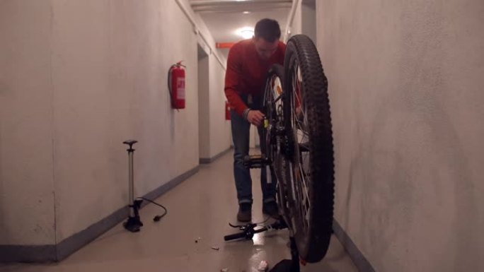 一名男子在自行车上安装了一个密封的车轮