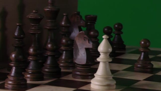 绿色背景下的象棋。带棋子的棋盘。