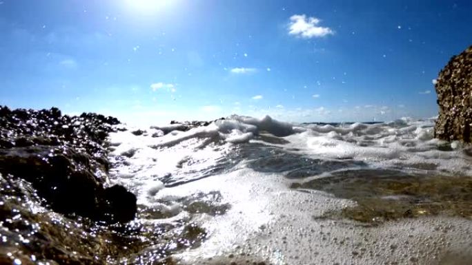 海浪压在岩石海滩上