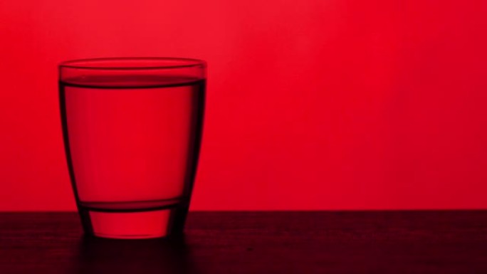 水杯-红色背景升格视频视频素材喝水口感