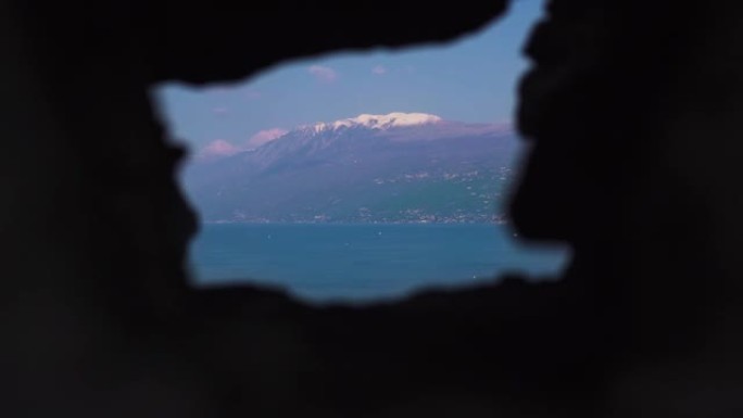 美丽的意大利湖上的夏日山
