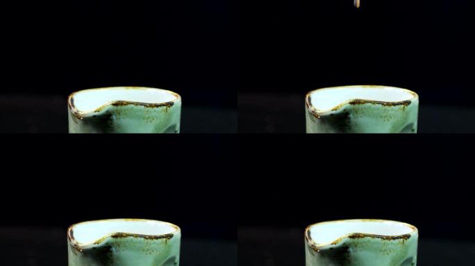 厨师Pouring Lime Juice into Cup