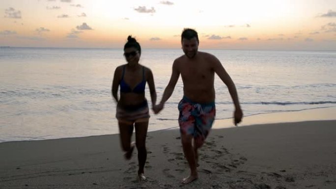 圣卢西亚海滩，男女中年夫妇在圣卢西亚加勒比海度假期间在海滩上散步
