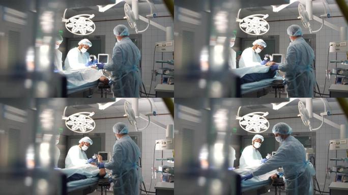 执业外科医生和医生小组观察著名外科医生的熟练行为