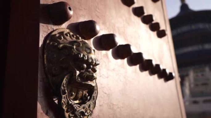 中国北京天坛的红门，配有镀金材料制成的惊人把手