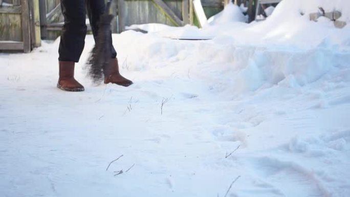 在家除雪，用扫帚。冬季时间