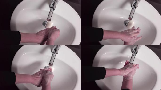 女人在浴室水槽里洗手