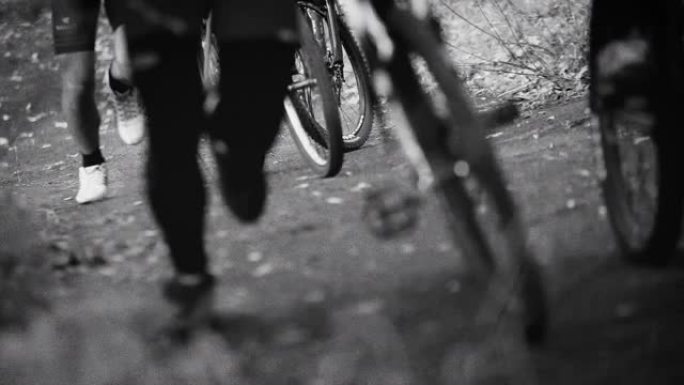 骑自行车的人骑着自行车跑上山坡，观看黑白画面