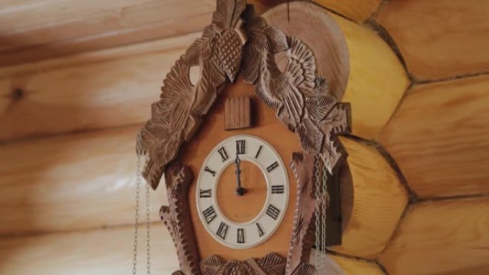 漂亮的木制旧挂钟木制旧挂钟