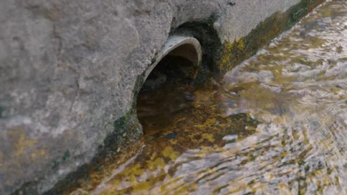 街道上的排水或污水人孔网格系统