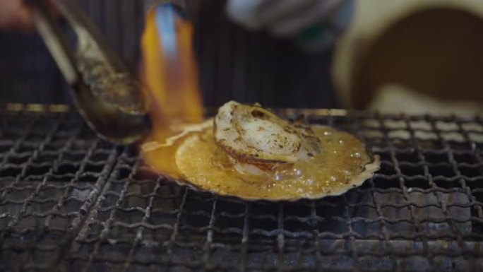 扇贝在炉子上烤日本食物