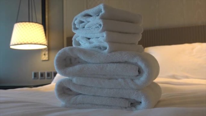 酒店床上装饰白色毛巾淋浴
