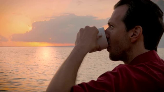 一个男人看日出时喜欢喝杯咖啡的侧视图