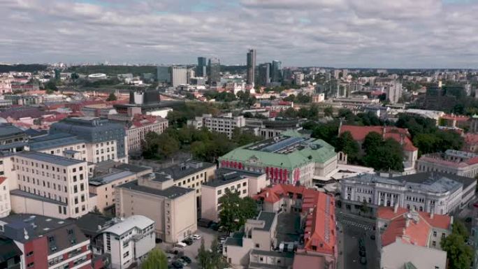 立陶宛维尔纽斯-2019年7月: 对比建筑旧城和维尔纽斯现代大都市的鸟瞰图。