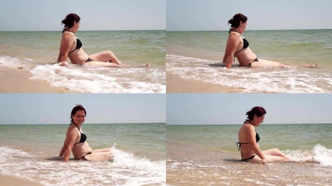 年轻女孩躺在海边晒日光浴。暑假旅行期间，面目全非的女人在海边放松。度假胜地海岸线休息的概念。