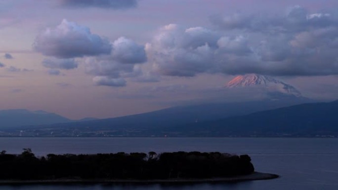 山。黄昏时的富士和海，从静冈的大崎