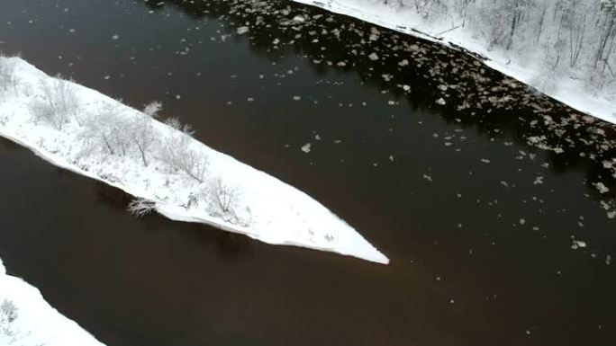 冬季河中的雪岛形船，aeria