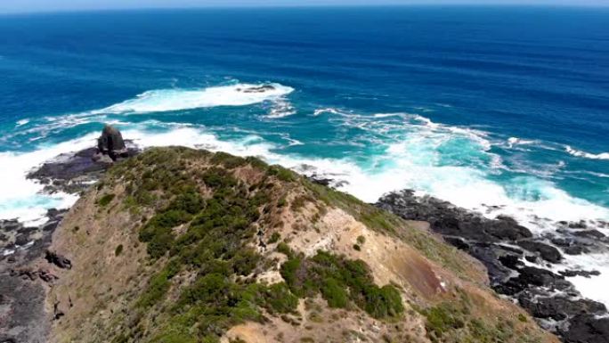 夏天海浪撞击大海湾悬崖的鸟瞰图