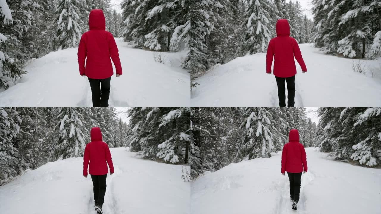 在白雪皑皑的森林中奔跑的女人