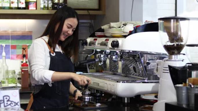 亚洲女性咖啡师微笑并在咖啡店使用咖啡机柜台工作的女性小企业主食品和饮料咖啡馆概念