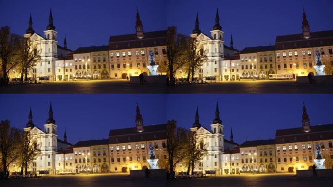 捷克吉赫拉瓦市广场，俯瞰中世纪大教堂，市政厅尖顶和黄昏时的海王星喷泉