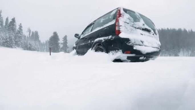 雪下。汽车POV，在积雪覆盖的道路上行驶，第一场雪落下。