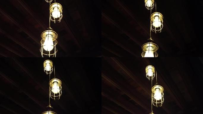 悬挂在木制天花板上的灯。