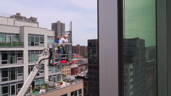施工团队准备使用升降平台进行高空作业。纽约市哈莱姆区