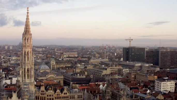 布鲁塞尔大广场、市政厅、国王之家或面包屋的无人机航拍。空中市中心房屋建筑城市比利时布鲁塞尔
