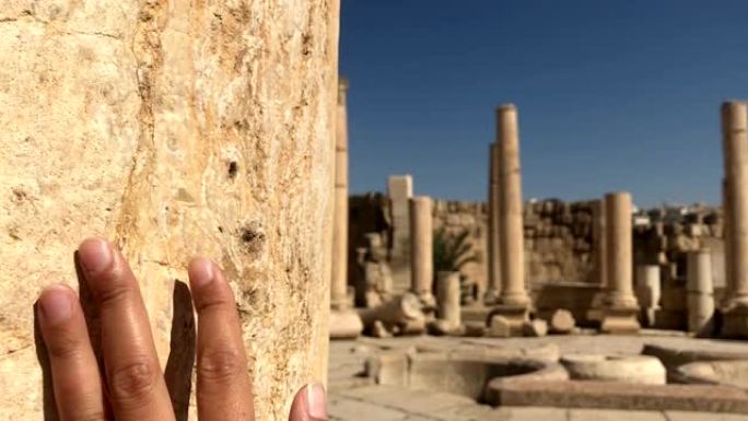 女性手触摸古罗马古城遗址、旅游理念、历史建筑、文明景观