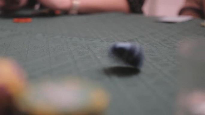 扑克筹码在桌子上快速旋转