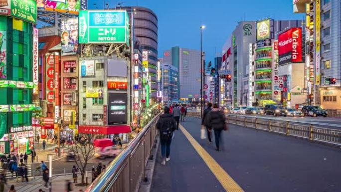 新宿购物中心夜间乌鸦穿越