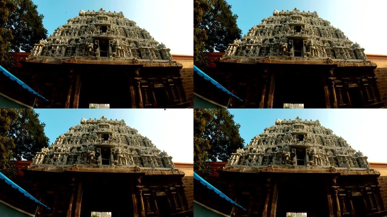 Tiruvannamalai寺古石门塔，内有雕像