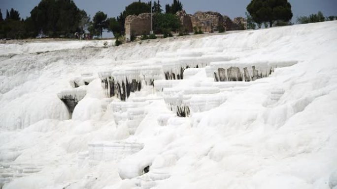 棉花堡梯田或 “棉花城堡”。明亮的白色钙悬崖。土耳其。