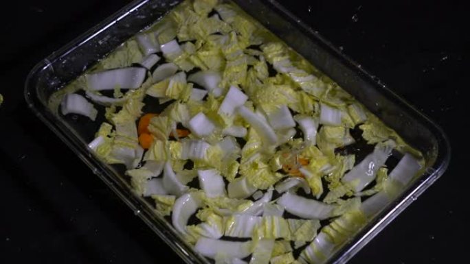 清洗大白菜、胡萝卜和土豆