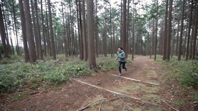 在山林中奔跑的女人小径