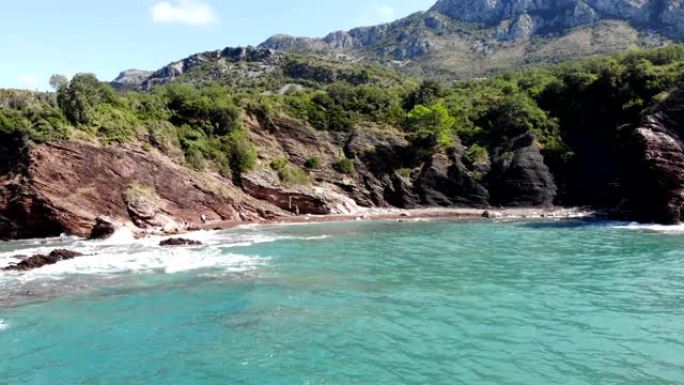 海浪、山脉、岩石海滩