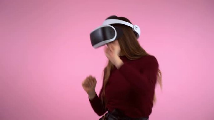 虚拟现实的交互式眼镜，电子技术的工程创新。女孩测试新眼镜，在增强现实中跳舞。虚拟现实中游戏的数字视觉