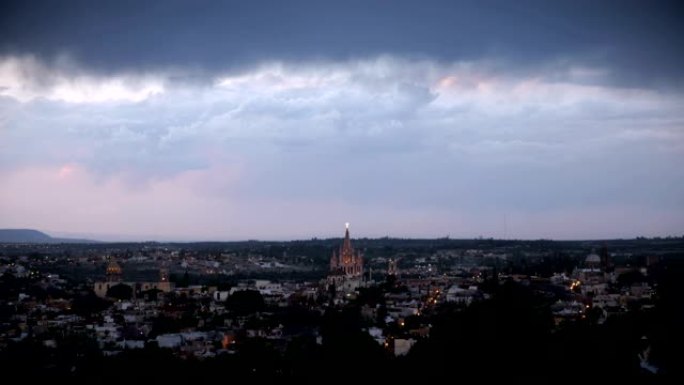 圣米格尔·德·阿连德 (San Miguel de Allende) 的延时日落及其墨西哥历史悠久的