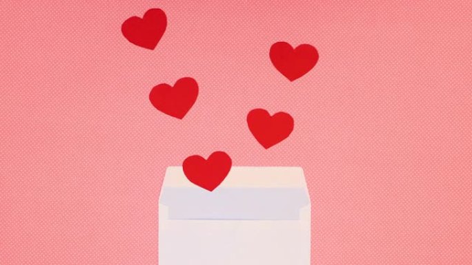 情人节的红色浪漫心从信封里出来-停止动作